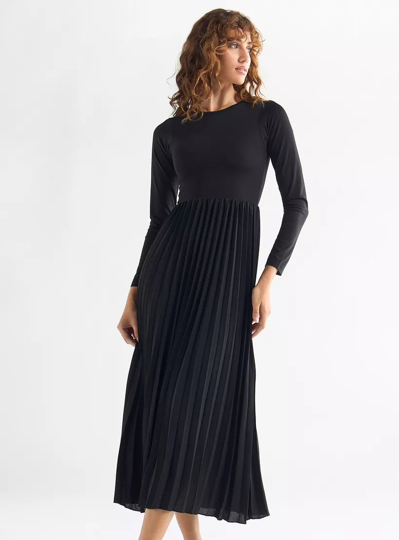 Splash Pleated Dress with Round Neck and Long Sleeves