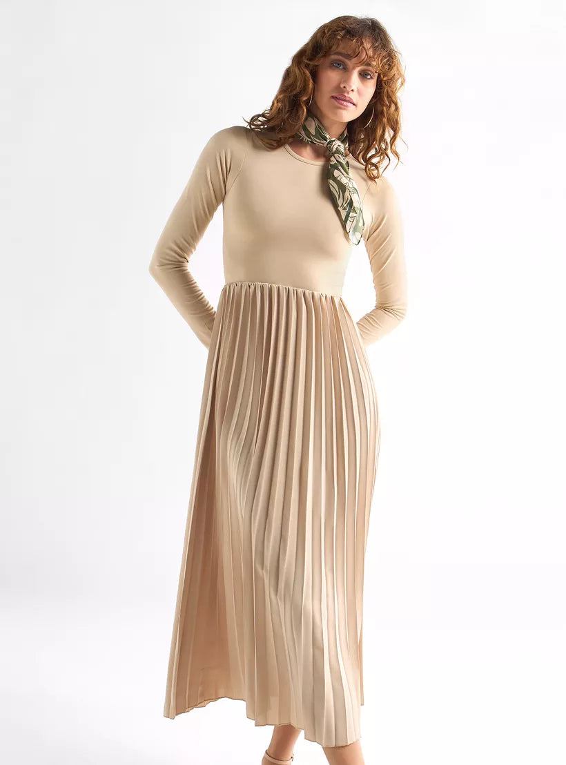 Splash Pleated Dress with Round Neck and Long Sleeves